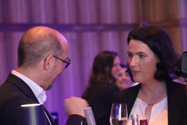 Landesrat Mario Gerber im Gespräch mit WK-Präsidentin Barbara Thaler. | Foto: Seelos