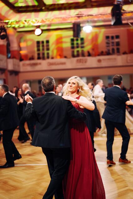 Zahlreiche Gäste eroberten beim 28. Rieder Stadtball die Tanzfläche.  | Foto: Alexander Firmberger