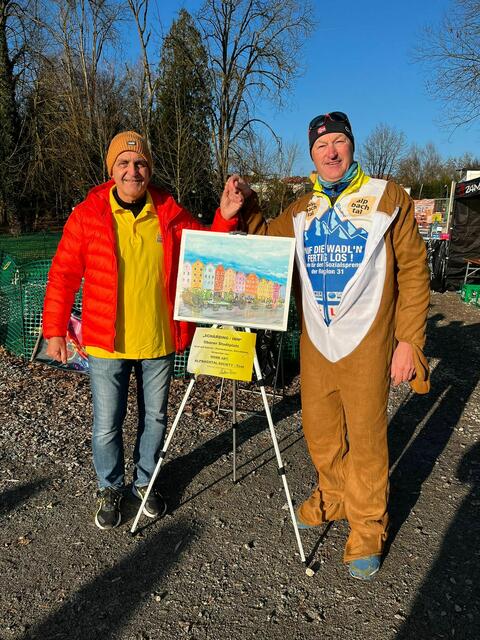 Schärdings Bürgermeister Günter Streicher (l.) ersteigerte das von Christian Haas aus dem Alpachtal zur Verfügung gestellte Bild. | Foto: Laufend dahoam helfen