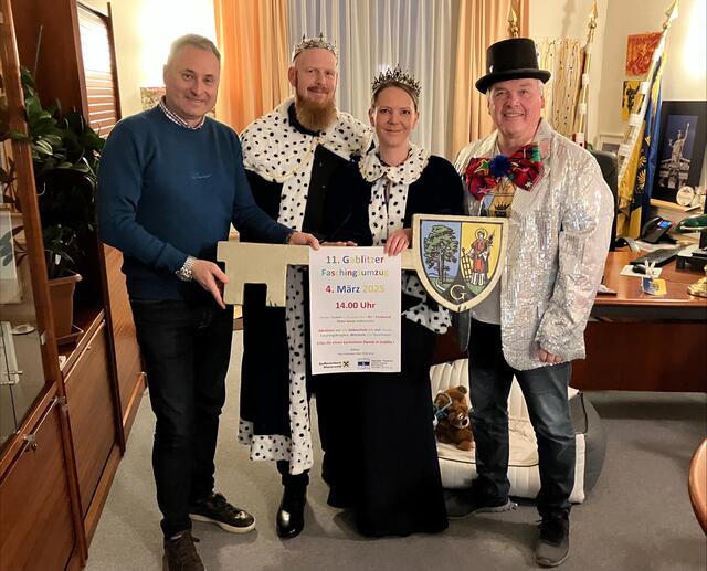 Bürgermeister Michael Cech mit Faschingsumzugs-Organisator Franz Starnberger und dem neuen Prinzenpaar | Foto: Marktgemeinde Gablitz