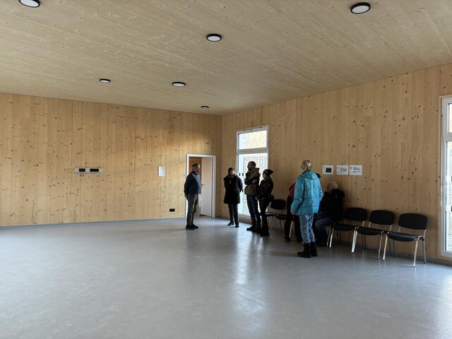 Der Holzbau ist für das Hundehaus ungeeignet und die unbehandelten Brettsperrholzwände absorbieren Hundeurin, was hygienisch nicht tragbar ist.  | Foto: Meinbezirk/Martina Obertimpfler 
