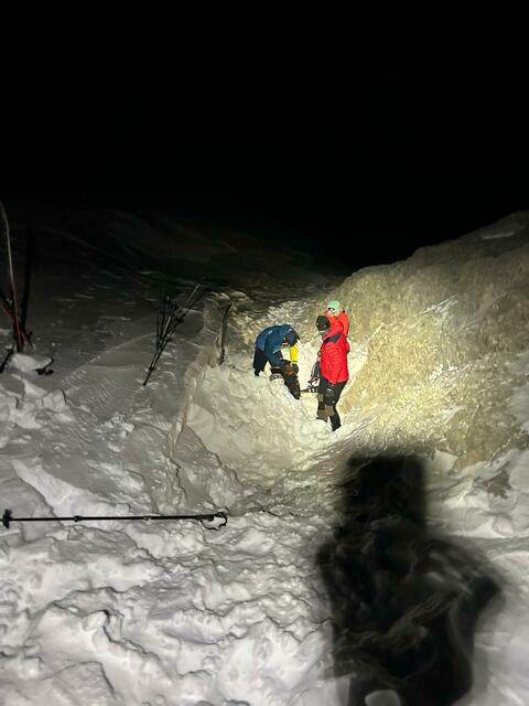 Eine Salzburger Skifahrerin verlor am späten Samstagnachmittag aufgrund eines Sturms am Hochkönigplateau ihre Ski. Eine aufwändige nächtliche Suche und Bergung der Ortstellen Werfen, Mühlbach und Bischofshofen folgte. | Foto: Bergrettung Werfen/Koller