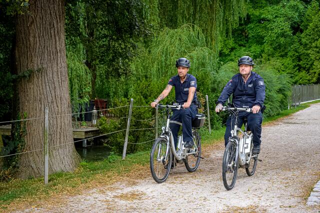 Laut Stadt besteht eine der vielen Aufgaben der Ordnungswache darin, ständige Präsenz in den Stadtteilen von Wels zu zeigen. | Foto: Stadt Wels