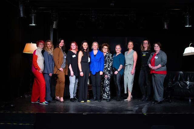 Daniela Wallnöfer, Rosalie Schmid (beide Aktivteam Frau in der Wirtschaft), Bezirksvorsitzende Christine Scharmüller, Bea Flachberger (Aktivteam), Speakerinnen Sandra Gleich und Reingard Meiche, Ingrid Rochelt, Belinda Meinhart (Organisatorin, Moderatorin, Aktivteam Frau in der Wirtschaft), Speakerin Birgit Fortunati, Moderatorin Aleksandra Nagele und Speakerin Astrid Gassenbauer (v.l.). | Foto: photoDesign