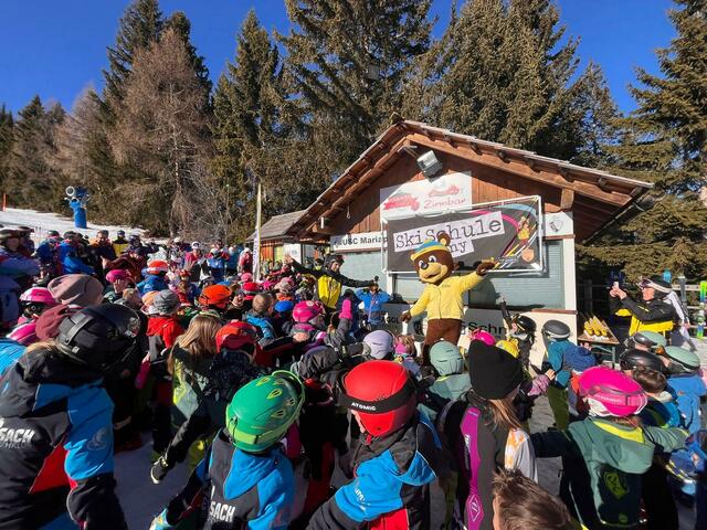 Das "Funny Race" und auch das Maskottchen "Funny-Bär" begeisterte die jungen Teilnehmerinnen und Teilnehmer am 19. Jänner 2025. | Foto: USC Mariapfarr-Weißpriach-Göriach