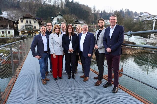 V. l.: Bundesrat Sebastian Forstner, Bezirksgeschäftsführer Florian Schiffecker, Landtagsabgeordnete Gabriele Knauseder, Bezirksvorsitzender Ried Bgm. Fritz Hosner, Landtagsklubvorsitzende Sabine Engleitner-Neu, Bezirksfrauenvorsitzende Brigitte Rienesl, Bezirksvorsitzender Karl Walch, Landesgeschäftsführer Florian Koppler und Bezirksgeschäftsführer Braunau Andreas Peterlechner. | Foto: SPOE