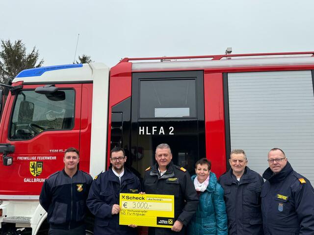 Manuel Weiss, Feuerwehrkommandant Sascha Weiß, Landesfeuerwehrkommandant Dietmar Fahrafellner, Ehrenmitglied Andrea Weiß, Erwin Weiß und Bezirksfeuerwehrkommandant Christian Edlinger bei der Spendenübergabe in Gallbrunn. | Foto: FF Gallbrunn