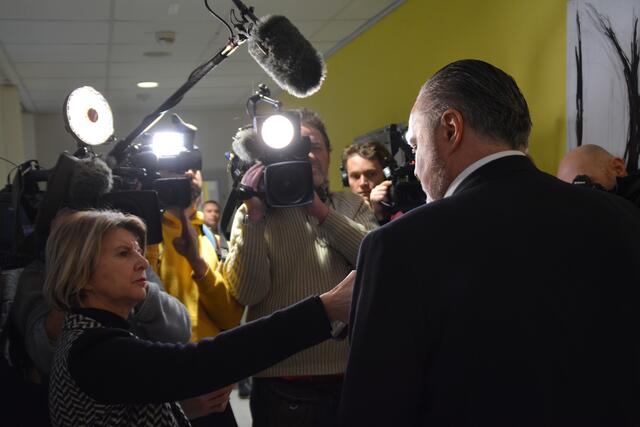 Hans Peter Doskozil trat am Montag nach seinem Wahlsieg und kurz vor Beginn des Landesparteivorstandes vor die Presse. | Foto: Tscheinig