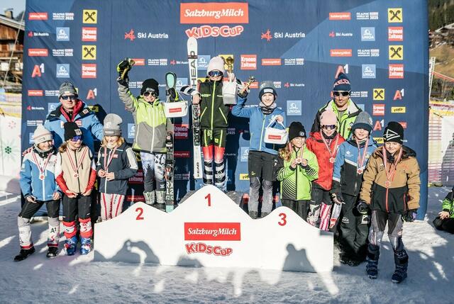 Siegerbild der K10-Mädchen mit Siegerin Victoria Schneider, SC Alpbach. | Foto: Foto: EXPA/St. Adelsberger