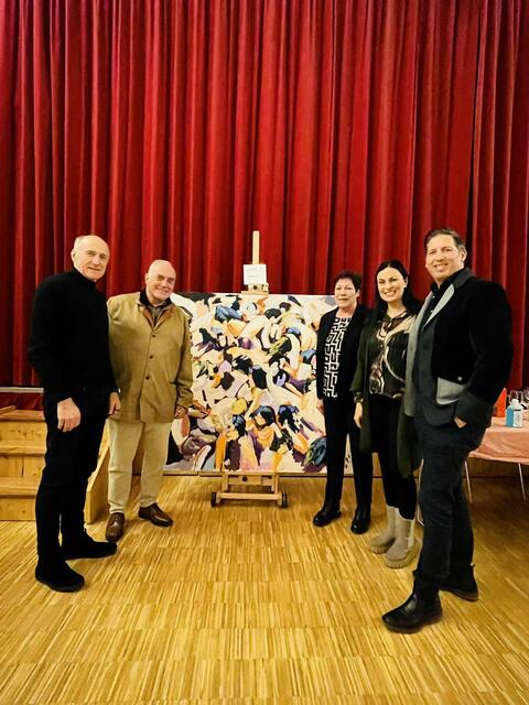 V.l.: Der ehemalige Rennfahrer Franz Tost, Künstler Andreas Covi, Gertraud Mader, Claudia Nocker mit Ehemann und Bgm. Mario Nocker | Foto: Amor