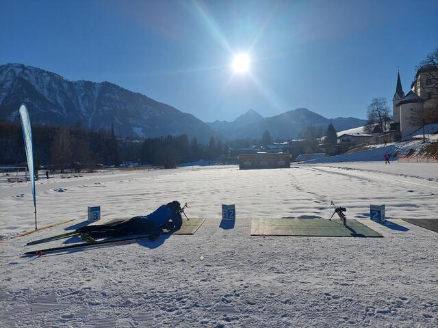 In fast schon kitschiger Kulisse vor dem Goldegger Schloss kann man sich auch als Anfänger im Biathlon probieren. | Foto: Nicole Hettegger