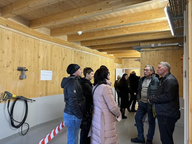 Am Samstag, 18. Jänner machte der Tierschutzverein bei einem Tag der offenen Tür auf die vielen Baumängel im neuen Hundehaus aufmerksam.  | Foto: Meinbezirk/Martina Obertimpfler 