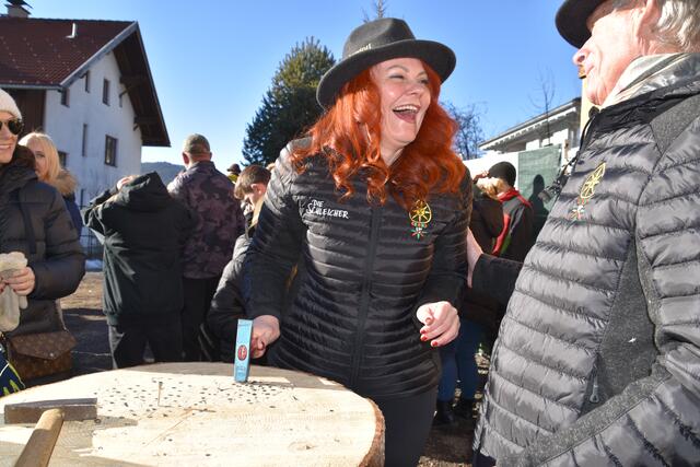 Schleicher-Gotl und Landesrätin Cornelia Hagele versenkte den Nagel sicher im Holz.