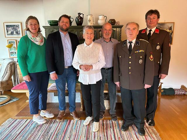 Die Jubilarin aus Prigglitz im Kreise der Gratulanten. | Foto: Gemeinde Prigglitz