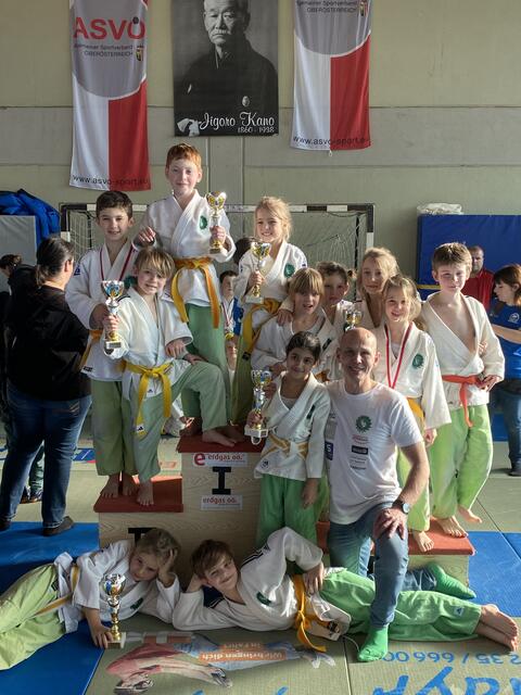 Der erfolgreichen Judoka mit Obmann Robert Haas. | Foto: Judounion Klosterneuburg