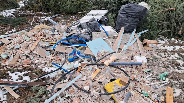 Zwischen dem 18. und 19. Jänner wurde dieser Bauschutt illegal auf einem Grundstück in Kirchberg-Thening entsorgt. Wer kann sachdienliche Hinweise auf den oder die Verursacher finden? | Foto: Breitenauer