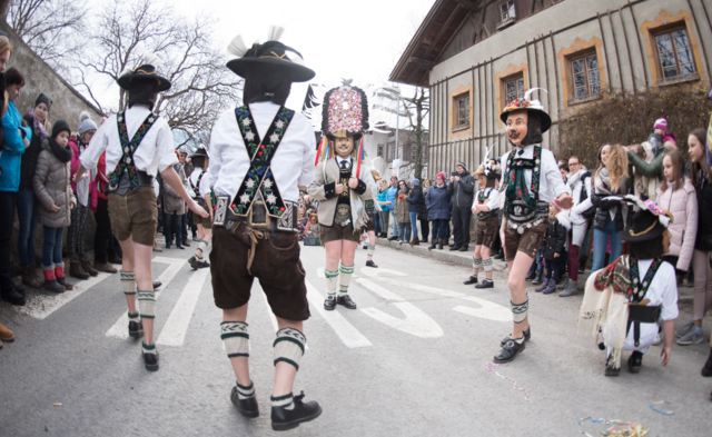 Humorvolle Umzugswägen und traditionelle Gruppen begeistern Jung und Alt im Herzen von Absam. Die Musikkapellen aus Absam, Thaur und Hall setzen mit ihren Klängen festliche Akzente. | Foto: Absamer Matschgerer