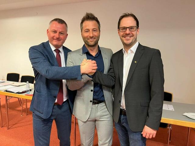 Günter Leikam mit Robert Cech und Clemens Mitteregger

  | Foto: SPÖ Brückl