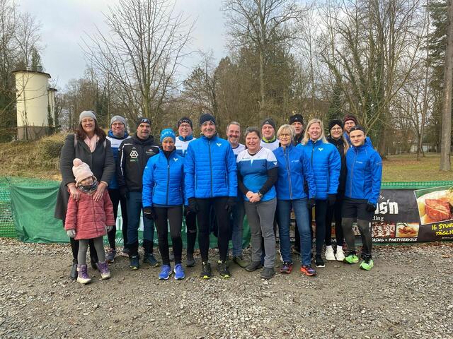 Günter Dieplinger konnte (3. v. l.) konnte auch wieder die Volksbank, die mit einer großen Abordnung aus dem Innviertel vertreten war, beim Charitylauf begrüßen. | Foto: Laufend dahoam helfen