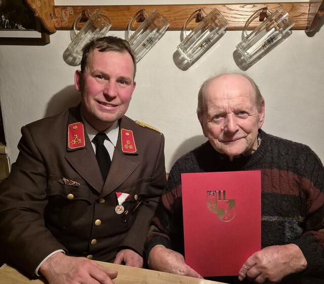 Löschmeister Ferdinand Gattermaier (rechts) wurde für seine 70-jährige Mitgliedschaft geehrt. | Foto: Feuerwehr Treubach