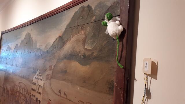 Kein Ausstellungsstück ist vor den neugierigen kleinen Nagern sicher.