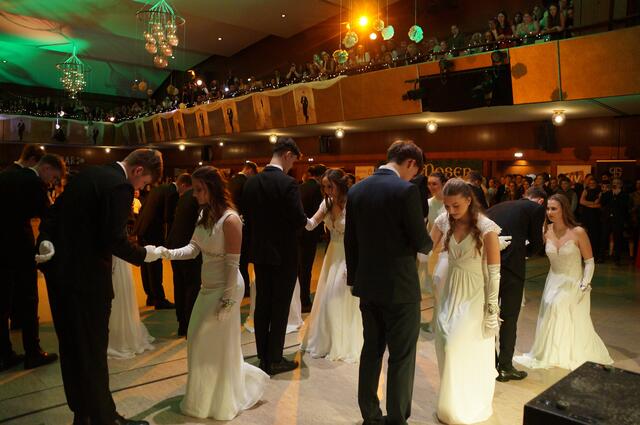 Unter dem Motto "23 edle Tropfen – ein stilvoller Jahrgang" luden die Maturantinnen und Maturanten der HBLA und BA für Wein- und Obstbau 2024 zu ihrem Ball der Oenologen und Pomologen.   | Foto: Schmatz