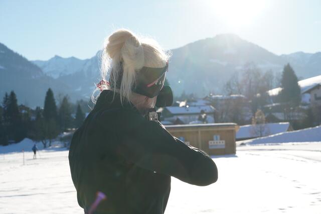 Stehend frei zu schießen ist noch einmal herausfordernder. | Foto: Nicole Hettegger