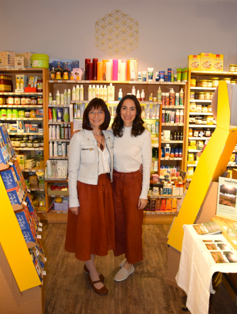 Anita Teufl (li.) mit ihrer Tochter Miriam, die den Naturkostladen nun übernommen hat.  | Foto: zVg
