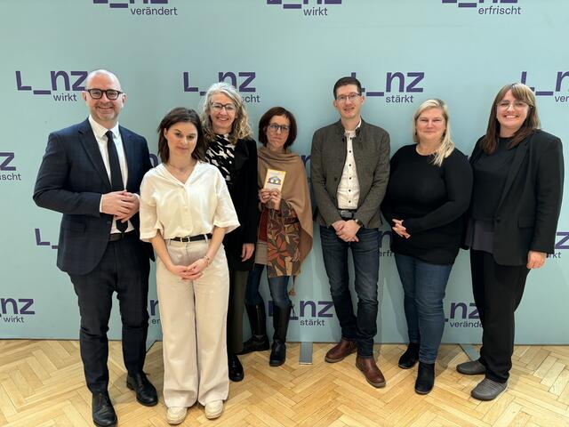 Von links: geschäftsführender Vizebürgermeister Dietmar Prammer (SPÖ), Viviane Schilling (Hobby Lobby), Astrid Gaisberger (Denkspaziergänge), Barbara Aigner-Reitbauer (Denkspaziergänge), Andreas E. Neuhold (Spielesammlungen), Silke Graml (Allerlei Väter), Silvia Hackl (Innovationshauptplatz) | Foto: Stadt Linz