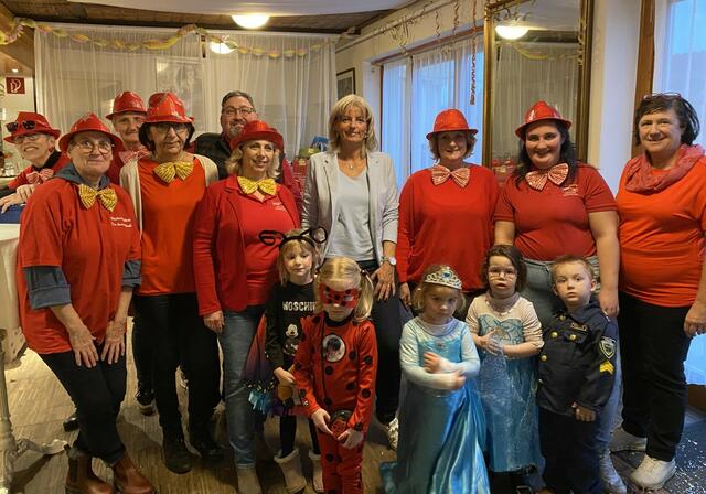 Eveline Hochleitner, Maria Werle, Alexandra Schneider, Beata Sämann-Takacs, Franz Schneider, Gerda Kappel, Bgm. Elisabeth Böhm, Isabell Lichtenberger, Tanja Schneider, Judith Rechnitzer - mit den Kindern Emma, Katharina, Cheyenne, Mia und Luca.  | Foto: SPÖ Frauen Neusiedl am See 
