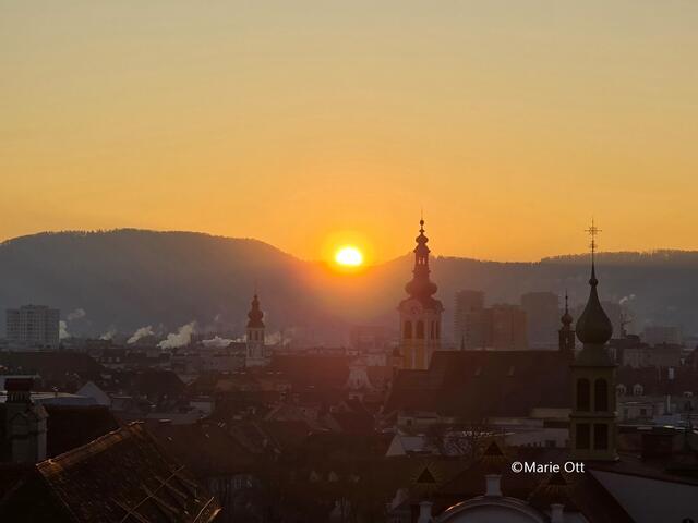 Sonnenuntergang über den Dächern von Graz