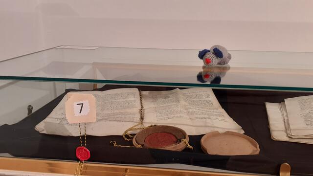 Große Siegel aus Wachs gehören zu den Urkunden.