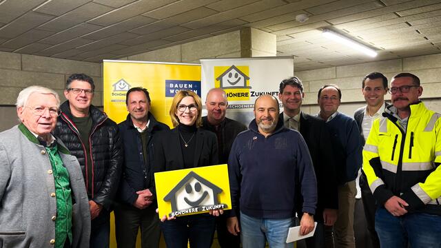Architekt Wolfgang RAINER, Joachim BUSCHACHER (Bauleiter Steiner Bau), Franz LEDERHOFER (Prokurist Steiner Bau), Bürgermeisterin Andrea VÖLKL, Vizebürgermeister Heinz SCHEELE, Gerhard KLAFFL (Polier), Stefan HAERTL (Geschäftsführer SZ), Michael PRIEBSCH (Aufsichtsrat SZ), Thomas KAUFMANN (Vizepolier) und Emanuel OBENTRAUT (Geschäftsführer SZ) bei der Gleichenfeier in Stockerau. | Foto: Lisa Wurzinger / RegionalMedien Niederösterreich