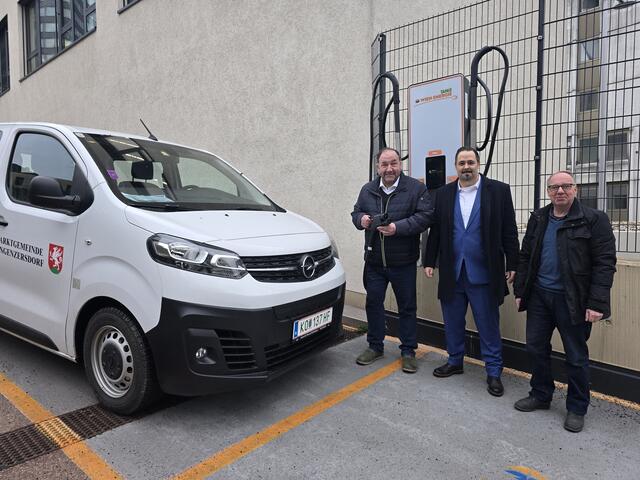Bürgermeister Andreas Arbesser, Michael Felinger (Wien Energie) und Bernhard Rainer vor der neuen Schnell-Ladestation.  | Foto: Marktgemeinde Langenzersdorf