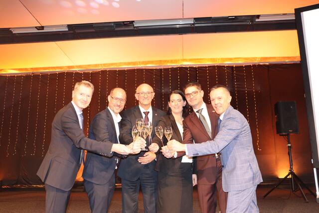 Die Ehrengäste stießen auf ein erfolgreiches Jahr für die Wirtschaft im Bezirk Landeck an. | Foto: Seelos