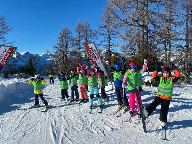 Viel Spaß im Schnee und auf der Piste hatten 26 Kinder aus St. Florian und Hofkirchen von 18. bis 19. Jänner beim Skikurs der Naturfreunde in Hinterstoder. | Foto: Naturfreunde St. Florian-Hofkirchen