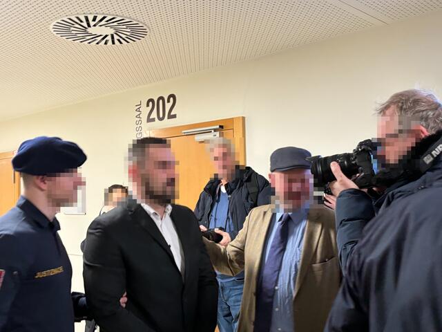 Am 20. Jänner stand Jan K. (2. v. l.) vor Gericht, der im Juli letzten Jahres zwei seiner Arbeitskollegen getötet hat. | Foto: Ronja Reidinger/MeinBezirk.at