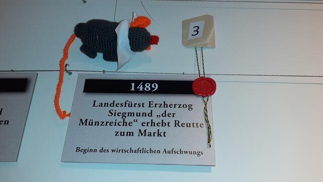 Hoch in der Luft werden Fragen im Rätselspiel gestellt.