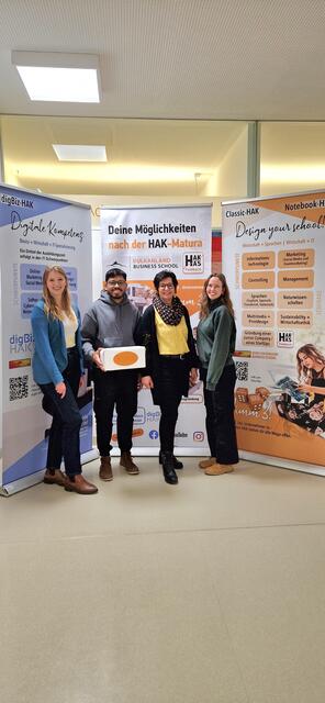 Die Masterstudierenden Lena Schriebl, Arun Puthenkalam und Viktoria Strohmayer (v.l.) mit HAK-Direktorin Astrid Winkler. | Foto: FH Joanneum/HAK Feldbach