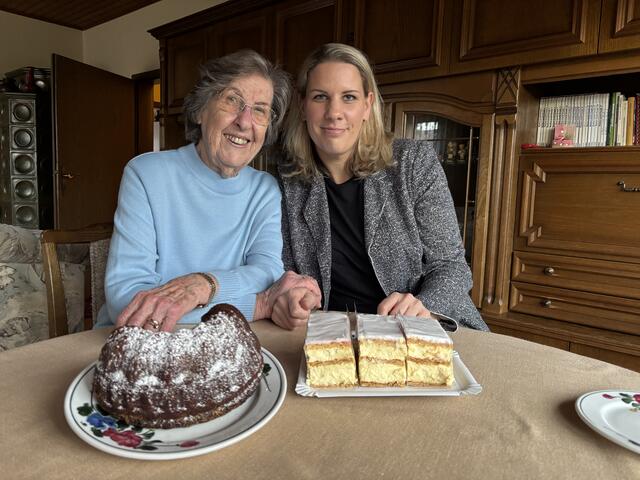 Gelernt ist gelernt: Kuchen oder Schnitte? Das eine bäckt die Oma, das andere die Enkelin.  | Foto: Zezula