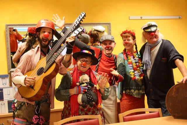 Laurentius Rainer (Seppi), Brigitta Felbermayer (Tschitti), Roswitha Springschitz (Pascaletta), Christian Springschitz (Kapitän Christiano) und Christoph Singewald (Kuno) begeisterten die Bewohnerinnen und Bewohner. | Foto: PBZ Tulln Lins