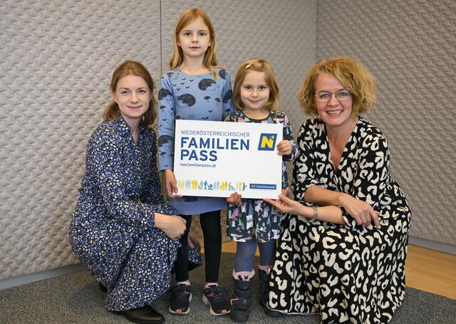 Familien-Landesrätin Christiane Teschl-Hofmeister freut sich mit Julia, Frieda und Margaretha Müllner über die zahlreichen Angebote des NÖ Familienpasses.
