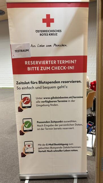 Ein wichtiger Hinweis: Vor jeder Blutspende muss ein amtlicher Lichtbildausweis (wie Führerschein, Reisepass oder Personalausweis) vorgelegt werden. | Foto: Lisa Wurzinger / RegionalMedien Niederösterreich
