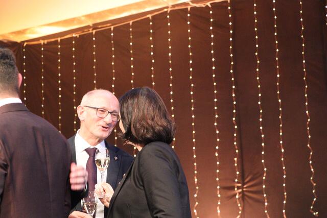 Landeshauptmann Anton Mattle im Gespräch mit WK-Präsidentin Barbara Thaler. | Foto: Seelos