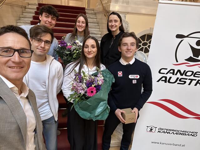 Die geehrten Sportler, die ihre Preise persönlich entgegennehmen konnten: Jonas Hermann, Denise Rebnegger, Ana Roxana Lehaci. (oben v.l.) Martin Dobrev, Adriana Lehaci, Moritz Kremslehner: (unten v.li.) | Foto: Andreas Langer