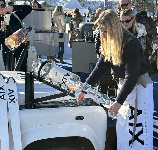 Flüssige Verpflegung durfte nicht fehlen... | Foto: Snow Polo World Cup