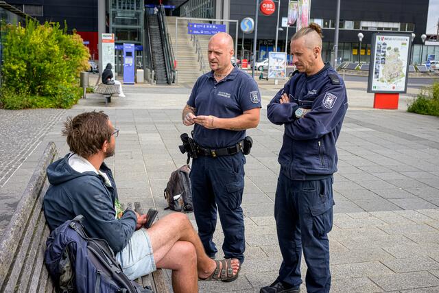 Das neu beschlossene Alkoholverbot am Kaiser-Josef-Platz, sowie Änderungen bei Hundehalter- und Abfallwirtschaftsgesetz brachten zusätzliche Aufgaben und auch mehr Arbeit für die Welser Ordnungshüterinnen und -hüter.  | Foto: Stadt Wels