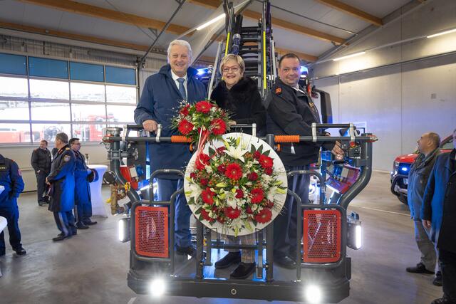 Elfriede Babinsky ist Fahrzeugpatin der neuen Drehleiter. | Foto: BFKDO Hollabrunn