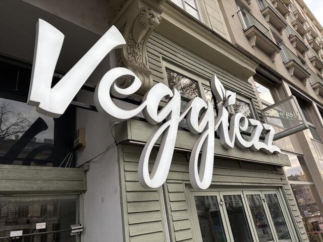 Im "Veggiez" am Opernring gibt's vegane Küche zu leistbaren Preisen.  | Foto: Fabian Franz/MeinBezirk