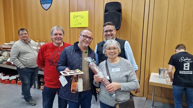 "Aner hat immer des Pummerl" Wolfgang Karlinger nahm es mit Humor, am Bild mit Maria Sertling, René Walitsch und Thomas Tschernitz. | Foto: MV Kaindorf